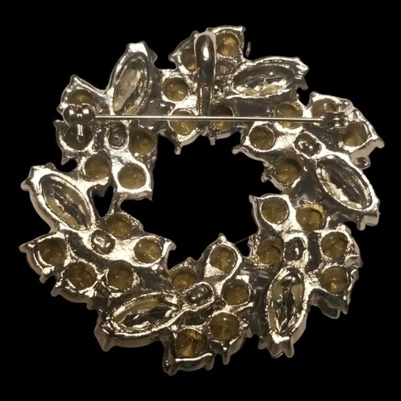 ⭐️ Vintage Blue/Clear Rhinestone Wreath in Silvertone Brooch/Pendant - Picture 7 of 8